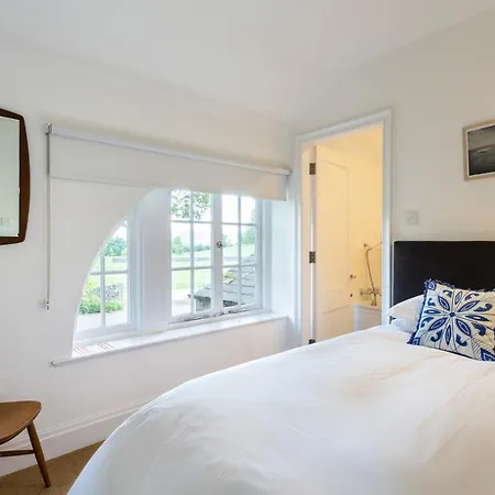 Broughton Astley Sleeps 11 Wifi