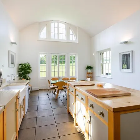 Broughton Astley Sleeps 11 Wifi Βίλα