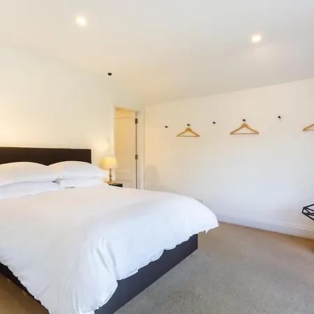 Broughton Astley Sleeps 11 Wifi * Broughton (North Yorkshire)